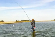 La revista Weekend destacó a Cuero de Zorro, El Hinojo Chico y El Hinojo Grande entre las mejores lagunas del país para la pesca de Pejerrey