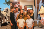 Del campo a la heladería: una familia empezó criando ovejas y ahora sorprende a la ciudad con delicias únicas