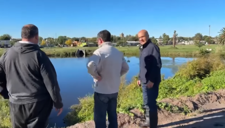 Zurro desde el terraplén: "Si La Salada sigue subiendo, tenemos todo previsto"