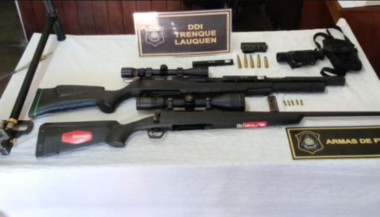 Detonaciones de arma de fuego en Cuero de Zorro: allanan y secuestran rifles con miras telescópica, punteros láser y cartuchos en una casilla instalada en el pesquero del lado de Rivadavia