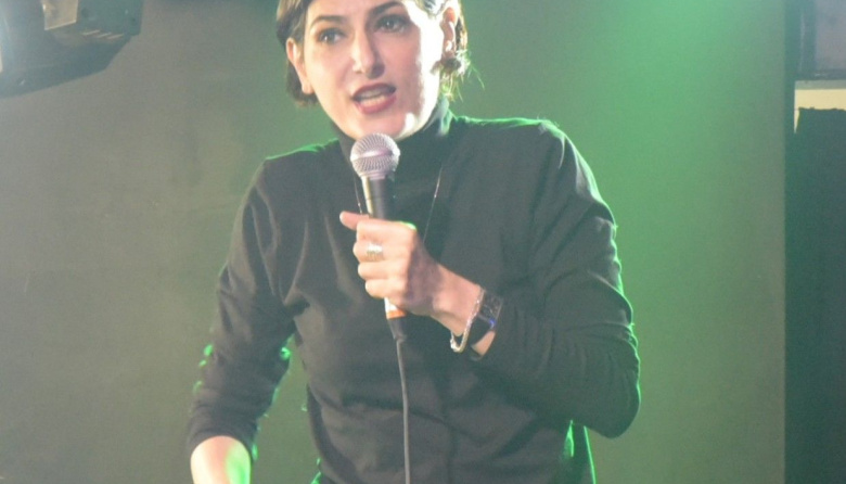 Cecilia Milone le canta al alma de Chico Novarro en Nueve de Julio