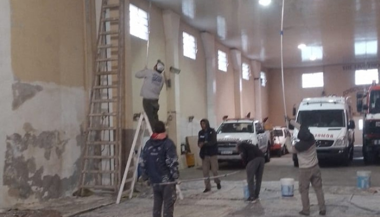 Obras públicas del Municipio realiza trabajos de pintura en el cuartel de Bomberos Voluntarios
