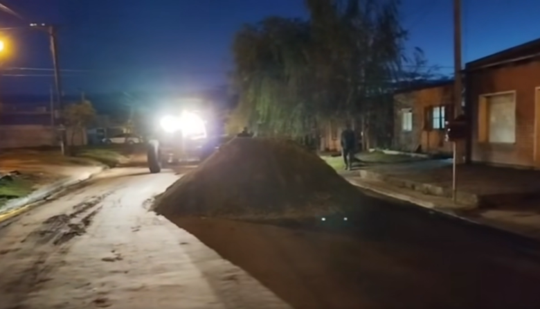 El municipio realiza un empedrado en calle Mármol para evitar el barro