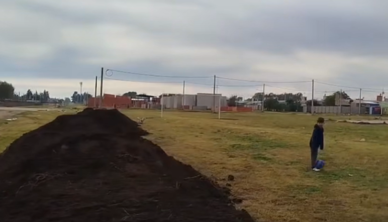 Avanza la construcción de la cancha de fútbol en Alberdi y Venezuela