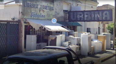 Insólito robo en la madrugada: lo atraparon caminando con un lavarropas al hombro