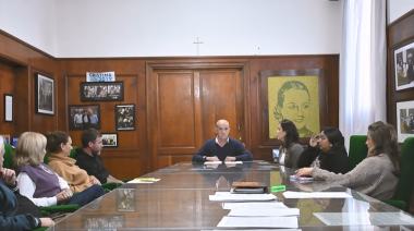 El Municipio anunció que desde el lunes limpiarán la zona céntrica para combatir la suciedad de los tordos