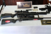 Detonaciones de arma de fuego en Cuero de Zorro: allanan y secuestran rifles con miras telescópica, punteros láser y cartuchos en una casilla instalada en el pesquero del lado de Rivadavia